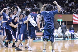 初の決勝進出に喜びを爆発させる国士舘大に対し、奥の青学大は呆然。